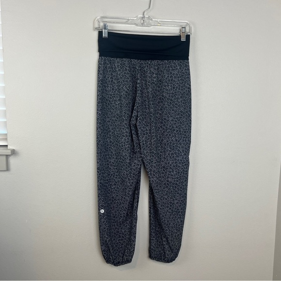 Lululemon Om Pant Freckle Flower Black White - Picture 3 of 5